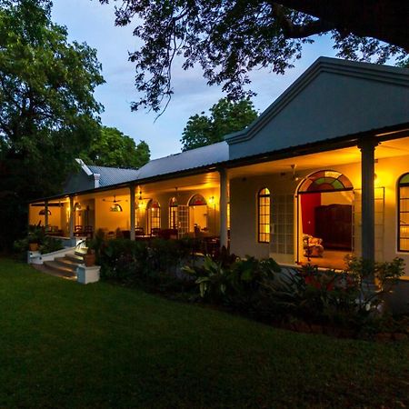 The Courtney Lodge วิกตอเรียฟอลส์ ภายนอก รูปภาพ