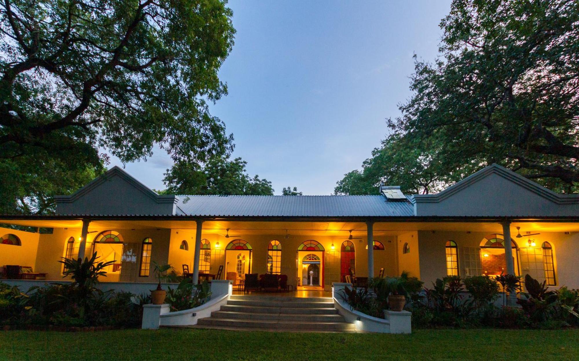 The Courtney Lodge วิกตอเรียฟอลส์ ภายนอก รูปภาพ